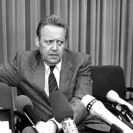 Günter Schabowski auf der Pressekonferenz am 09.11.1989, Bild: dpa/