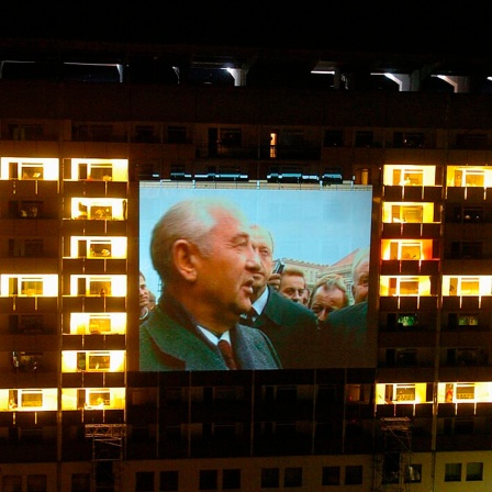 Im Juli 2006 spielt die britische Popband Pet Shop Boys gemeinsam mit den Musikern des Orchesters Dresdner Sinfoniker ihren Soundtrack zum Stummfilmklassiker „Panzerkreuzer Potemkin“. Die Orchestermusiker sitzen dabei auf den Balkonen eines Plattenbaus, der eigentlich schon leer stehen sollte.