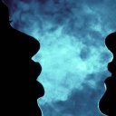 Gegenlichtaufnahme zweier Personen in blauen Dunst.