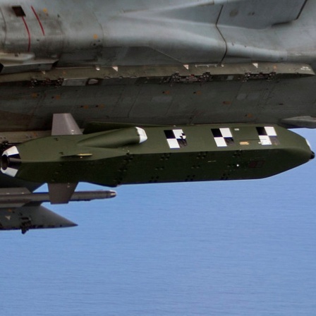 Ein mit einem Taurus-Marschflugkörper bewaffneter Tornado-Kampfjet 