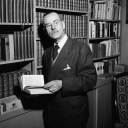 Schriftsteller Thomas Mann im April 1945 in seinem Haus in Santa Monica in Kalifornien / USA vor einem Bücherregal: Die Konferenz von Jalta im Februar 1945 nahm er zum Anlass, sich aus seinem kalifornischen Exil mit einer Rundfunkbotschaft über das deutsche Programm der BBC an die deutschen Hörer zu wenden.