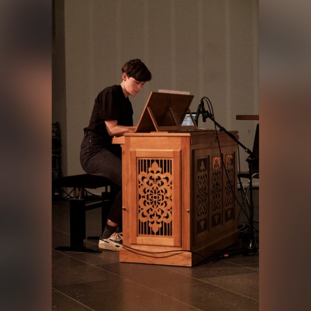 Annie Bloch an der Orgel