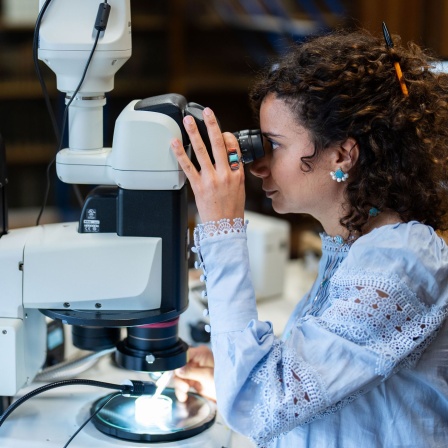 Wissenschaftlerin bei der Arbeit