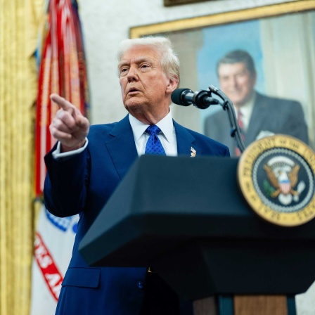 Präsident Donald Trump stellt sich den Fragen von Reportern während der Vereidigung von Tulsi Gabbard, der Direktorin des Nationalen Nachrichtendienstes, im Oval Office des Weißen Hauses in Washington, am Mittwoch, 12. Februar 2025.