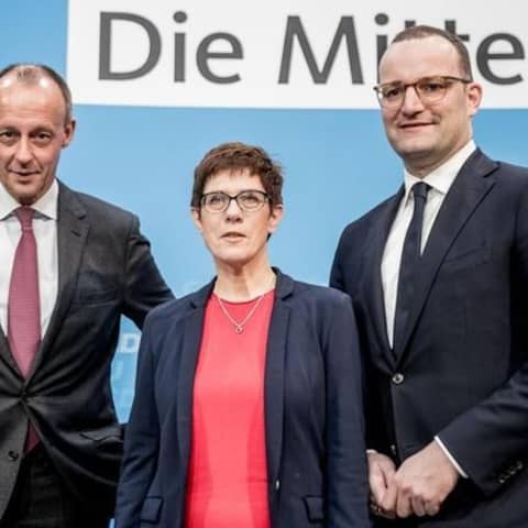 Annegret Kramp-Karrenbauer, Generalsekretärin der CDU, steht zwischen Jens Spahn (CDU), Bundesgesundheitsminister und Friedrich Merz (CDU)