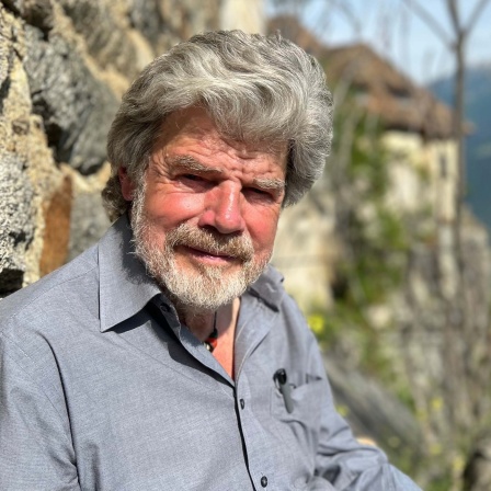 Der Bergsteiger Reinhold Messner sitzt an seinem Schloss Juval auf einer Bank (2024).