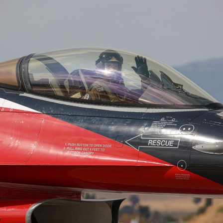 Pilot der Dänischen Luftwaffe winkt aus Cockpit.