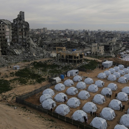 Ein Zeltlager für vertriebene Palästinenser wird inmitten zerstörter Gebäude im Westen des Lagers Al-Schati, westlich von Gaza-Stadt, errichtet.