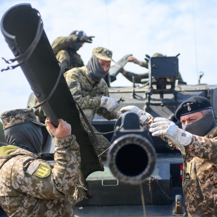 Ukrainische Soldaten arbeiten an der Panzerkanone eines Kampfpanzers vom Typ Leopard 1 A5. 