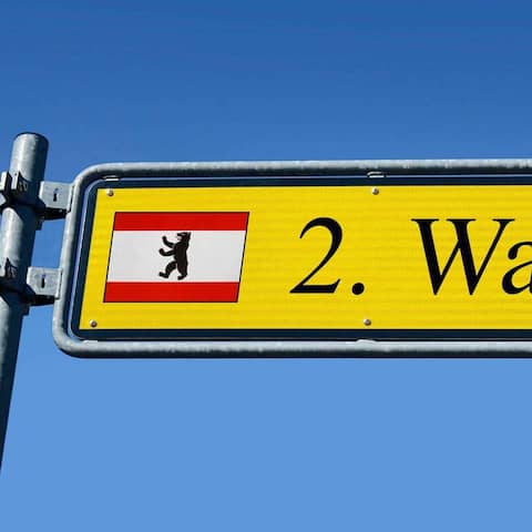 Das Schild hat einen gelben Hintergrund. Links ist die Berlin-Flagge zu sehen und rechts steht &#034;2. Wahl&#034;.