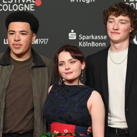 Die Schauspieler Justin Daniels Anene, Leia Murphy und Cal O'Driscoll aus der Serie "Video Nasty – Horror ist Kult"