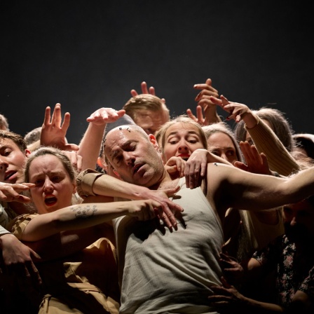 Leigh Melrose (Eisejuaz) und der Statistenverein am Opernhaus Zürich