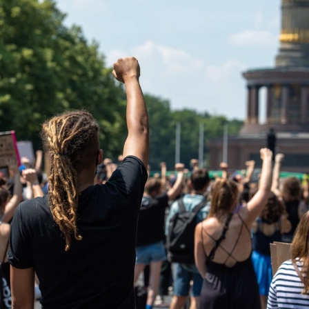 Demonstranten gehen gegen Rechtsextremismus auf die Straße