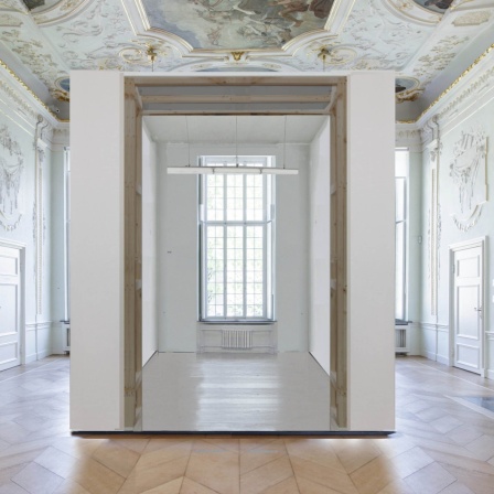 Kunsthaus NRW: Kaisersaal mit Animation eines Klassenraums der Kunstakademie Düsseldorf.
