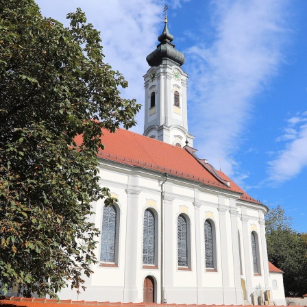 Die Kirche St. Oswald in Otterswang beherbert den Erntedankteppich