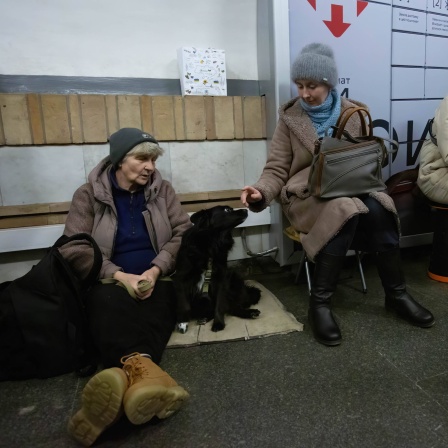 Menschen während eines Luftalarms in einer U-Bahn-Station im Zentrum von Kiew