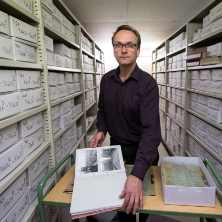 Johann Zilien 2017 im hessischen Hauptstaatsarchiv in Wiesbaden Dokumente der ersten Frankfurter Auschwitz-Prozesse