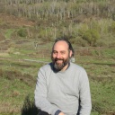 Philipe Havlik, Geschäftsführer der Welterbe Grube Messel gGmbH, vor grüner Landschaft. 