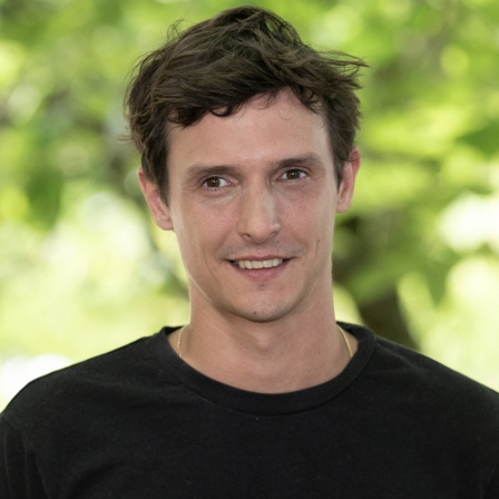 Schauspieler Julien Frison aus dem Film "Flitterwochen mit meiner Mutter"