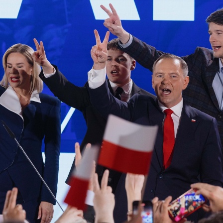 Karol Nawrocki und Familie in Siegerpose nach der Präsidentschaftswahl (01.06.2025)