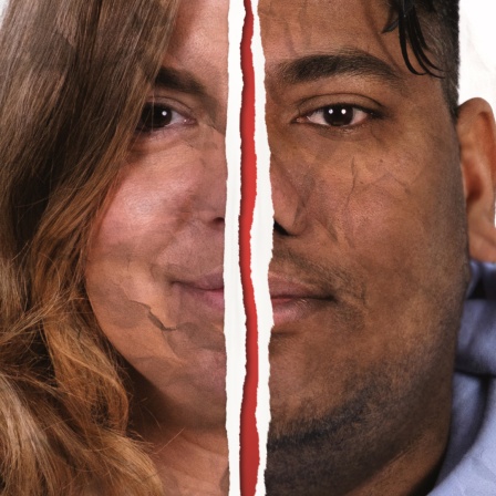 Zwei montierte Gesichtshälften vor zerknittertem Papier-Hintergrund: Julia und Agnel (4. Staffel)