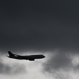 Eine Boeing 747 der Lufthansa ist im Landeanflug auf den Frankfurter Flughafen, während dunkle Regenwolken über das Rhein-Main-Gebiet ziehen.