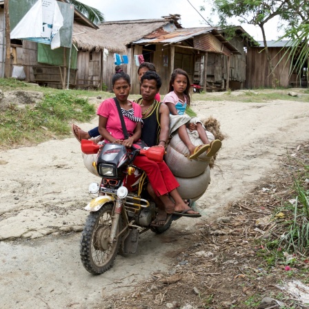 Eine Familie auf Mindanao mit einem Motorrad