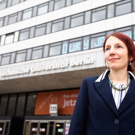 Geraldine Rauch, Präsidentin der TU-Berlin, steht vor dem Hauptgebäude der Technischen Universität Berlin.