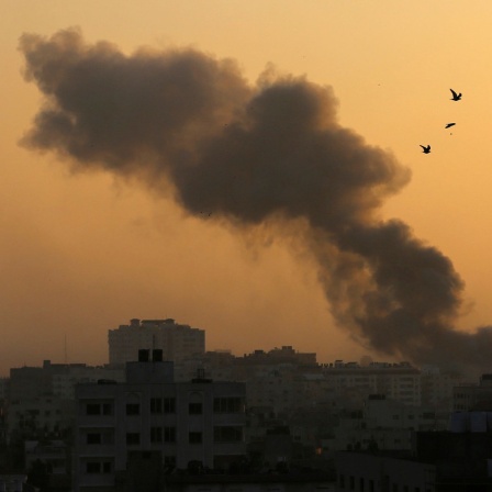 Rauch steigt nach israelischen Luftangriffen im Gazastreifen auf.