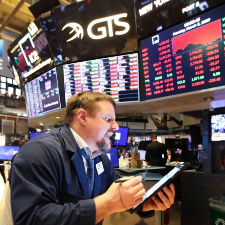 Ein aufgeregter Händler der New Yorker Börse (New York Stock Exchange NYSE)