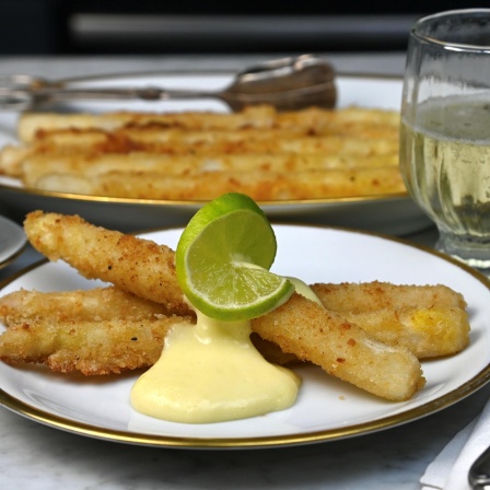 Panierte Spargelstangen mit Limetten-Hollandaise