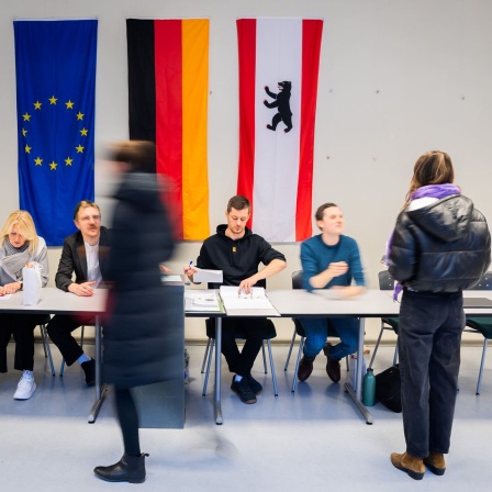 Wahlberechtigte geben im Wahllokal 107 in der Linienstraße 162 in Berlin-Mitte ihr Stimme bei der Teilwiederholung der Bundestagswahl ab.