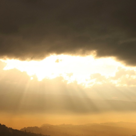 Die Sonne bricht sich durch die Wolkendecke