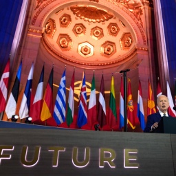 Bei der 75. Jahrfeier der NATO redet US-Präsident Jo Biden. Hinter ihm sind die Flaggen der NATO-Mitglieder aufgestellt. Vor ihm ist auf dem Rednerpult das Wort "Future" angebracht.