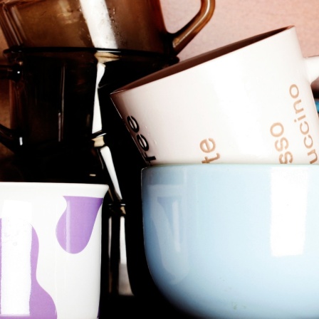 Kaffeebecher im Schrank