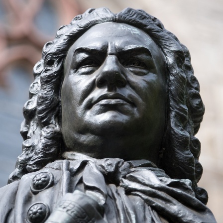 Blick auf das Denkmal für Komponist Johann Sebastian Bach vor der Thomaskirche in Leipzig