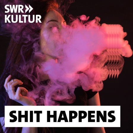 Das Podcastbild von Shit happens. Eine Frau hinter einer Rauchwolke in lila Licht.