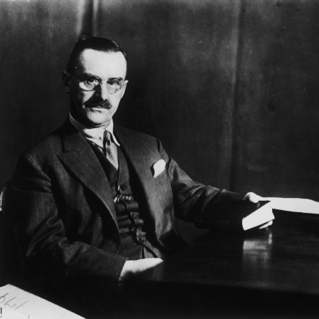 Thomas Mann bei Rundfunkvortrag um 1928.