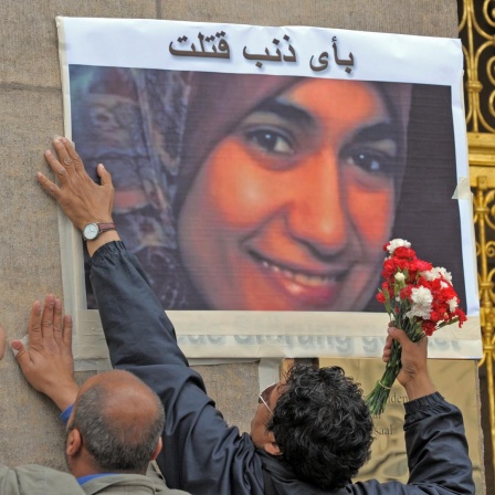 Vor dem Dresdner Rathaus kleben am Samstag (11.07.2009) zwei Männer ein Foto der am Mittwoch (01.07.2009) im Dresdner Landgericht erstochenen Ãgypterin Marwa El-Sherbini an die Wand.