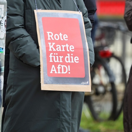 Ein Schild mit der Aufschrift &#034;Rote Karte für die AfD!&#034; ist bei einer Demonstration gegen Rechtsextremismus und die AfD zu sehen.