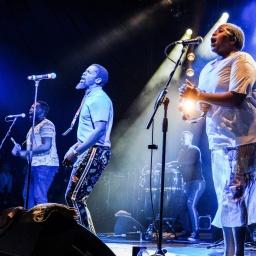 Die siebenköpfige Band Bantu Continua Uhuru Consciousness mit ihrem Sänger Jovi Nkosi bei einem Aufritt 2018 in Wiltshire.