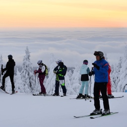 Skifahrer auf dem Klínovec-Berg