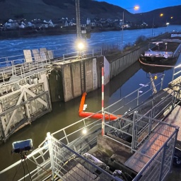 An der Schleuse Müden ist ein Torflügel beschädigt. Wegen eines beschädigten Tors an einer Schiffsschleuse bleibt der Schiffsverkehr auf der Mosel voraussichtlich bis Ende März gesperrt.