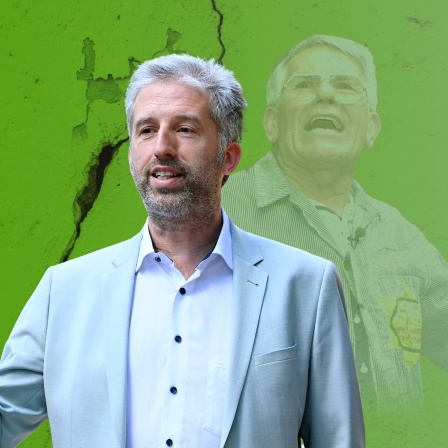 Boris Palmer im Anzug vor grüner Wand, im Hintergrund Helmut Palmer mit Judenstarn Jacke