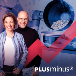 Auf dem Bild ist ein Küchen-Roboter zu sehen, der Nudeln in eine Schüssel füllt. Bei Robotern ist Deutschland vorne mit dabei in Entwicklung und Praxis. Nicht nur in der Industrie: Immer mehr Roboter packen in Medizin und Pflege, bei der Feuerwehr oder in Küchen mit an. Wo können sie fehlende Fachkräfte ersetzen und was bringt KI?