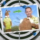 Eine Bildmontage zeigt eine Postkarte auf einer Dartscheibe. Sie zeigt FDP-Politiker Volker Wissing in einem Osterhasenkostüm.
