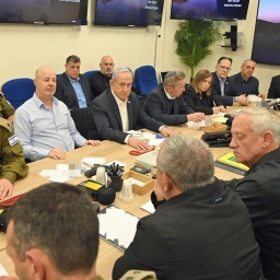 Das vom Presseamt der israelischen Regierung am 14. April 2024 veröffentlichte Foto zeigt den israelischen Premierminister Benjamin Netanjahu (Mitte) bei einer Sitzung des Sicherheitskabinetts im israelischen Verteidigungsministerium. 