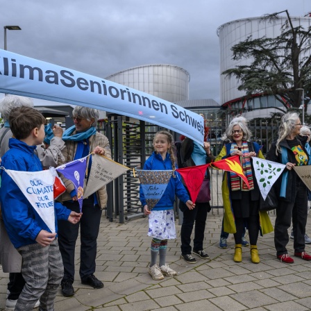 Die Klimaseniorinnen Schweiz stehen vor dem Europäischen Gerichtshof für Menschenrechte
