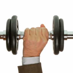 Männerhand stemmt eine Hantel