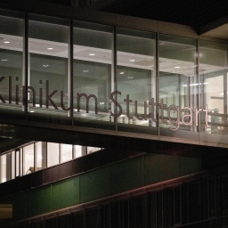 Ein Schriftzug ist auf einem verglasten Übergang des Klinikum Stuttgart zu sehen